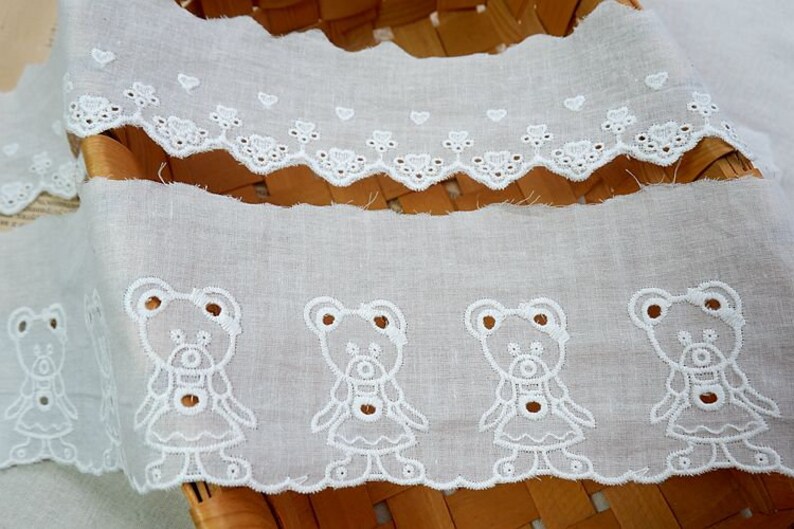 Peut inclure: Bordure en dentelle de coton blanche avec un bord festonn&eacute; et des motifs d'ours en peluche brod&eacute;s. La dentelle est d&eacute;licate et a un aspect vintage.