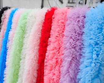 Può includere: Assortimento di passamaneria arricciata in vari colori, tra cui nero, blu, verde, bianco, rosa, rosso, viola e azzurro. La passamaneria è realizzata in un tessuto morbido e delicato, perfetto per aggiungere un tocco di eleganza a qualsiasi progetto.