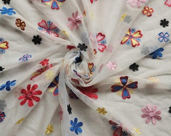 Kolorowa, kwiatowa, haftowana koronkowa tkanina, odpowiednia na miękkie wesele boho, suknię balową, sukienkę na imprezę lub sukienkę dla dziewczynek. Tkanina tiulowa w kolorze kości słoniowej