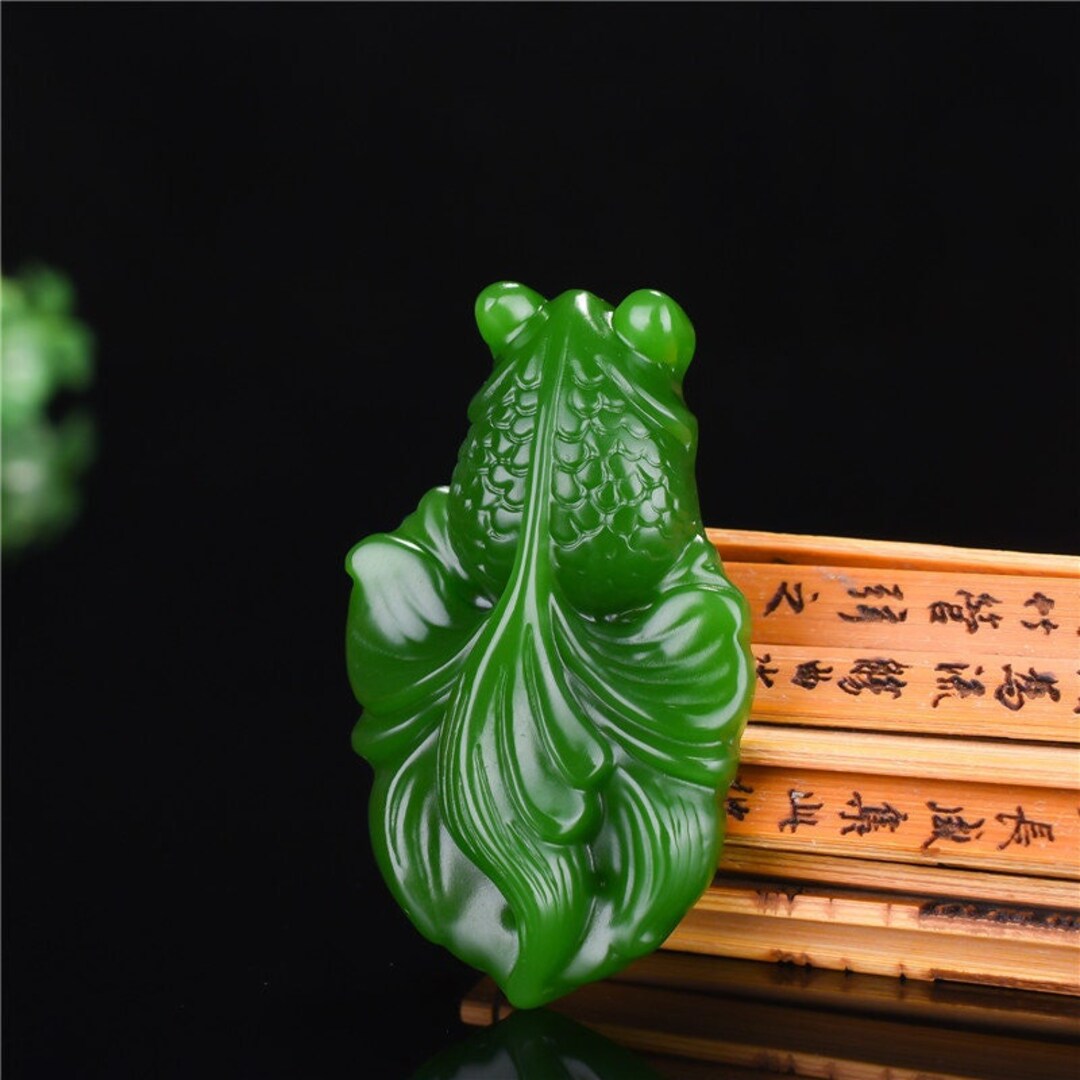 New Natural AAA Jadeite Jade Light Green Jade Good Luck Oval 3D