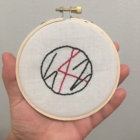 Схемы стрей кидс. Stray Kids вышивка. Stray Kids вышивка крестиком. Фенечка Stray Kids. Фенечка Stray Kids схема.