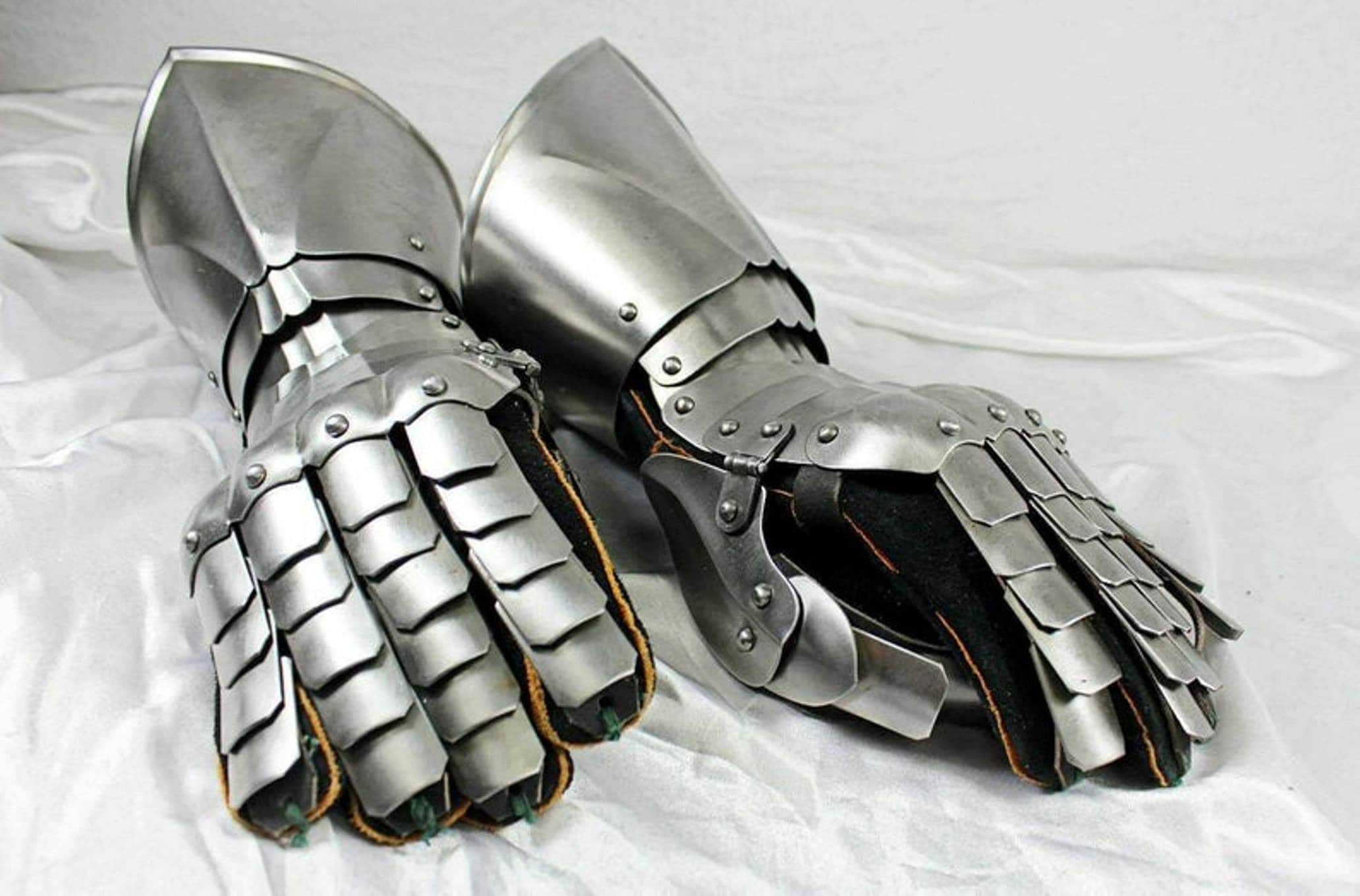 перчатки рыцаря. латная рыцарская перчатка. Gothic armour gauntlets. немейский цестус. рыцарские перчатки.