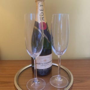 Può includere: Un set di tre tazze in ceramica con finitura opaca e macchiettata. Le tazze sono nei toni del crema, grigio chiaro e grigio scuro. Ogni tazza ha un design semplice e minimalista.