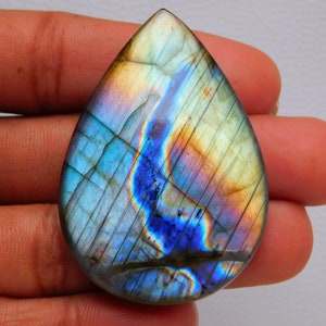 Cabochon di labradorite viola multi, pietra preziosa di cristallo di labradorite viola naturale a forma di pera, cabochon di design fai da te, dimensioni enormi 50X34X8mm 115 carati
