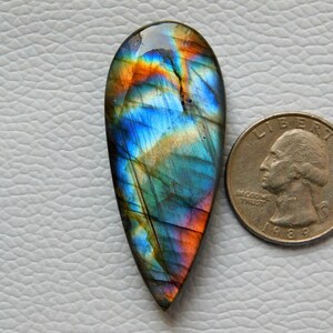 Cabochon di labradorite di qualità super rara e unica! Pietra preziosa di labradorite multicolore a forma di goccia e pera per esprimere il tuo amore
