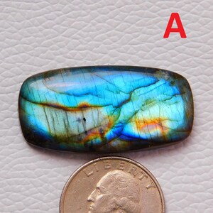 Cabochão de labradorita azul natural e multifogo! Labradorita azul! Labradorita multifogo! Formato triangular! Labradorita redonda