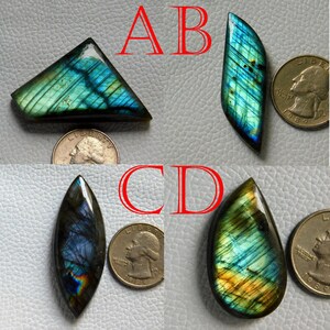 Descubra lindos cabochões naturais de labradorita, incluindo uma mistura de tons de azul e vários formatos. Ideal para criar joias de prata requintadas.
