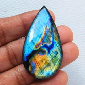 Cabochon a forma di pera a goccia di design multicolore viola naturale e appariscente! Pietra preziosa di labradorite blu viola per la creazione di ciondoli in argento