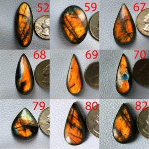 Cabochão de labradorita natural ~ Cabochão de labradorita ~ Cabochão de labradorita multifogo com formato misto Cabochão de labradorita ~ Pedra preciosa labradorita