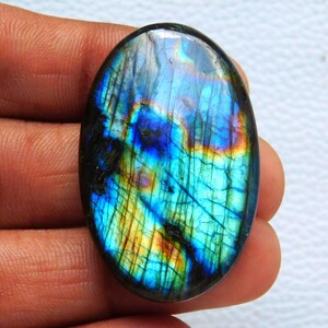 Cabochon di labradorite naturale multicolore viola fuoco! Labradorite viola appariscente di forma ovale! Cabochon di labradorite con macchie di spettrolite