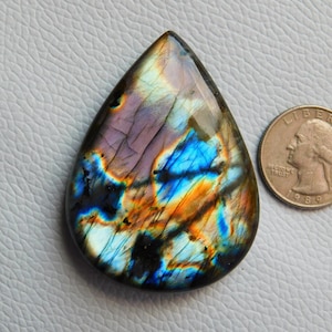 Spectrolite Finlandia Labradorite viola cabochon! Design accattivante! Pietra preziosa Labradorite! Enorme grande dimensione 58X42X9 MM forma a pera pietra sciolta
