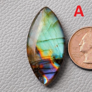 Multi-purple labradorite cabochon Introducing an exceptional silver flashy ! This rare marquise-shaped gemstone is perfect for your jewelry