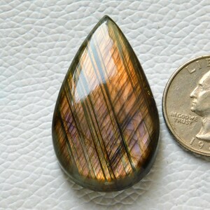 Cabochon di labradorite viola naturale, bellissima pietra preziosa sciolta a forma di pera di labradorite multicolore viola, realizzata a mano, lucidata a mano, 42X24X7 mm, 65 carati
