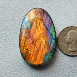 Cabochon di labradorite viola multistrato di grande design! AAA++ Forma ovale a uovo! Cabochon di labradorite viola multistrato! Pietra preziosa sciolta di labradorite