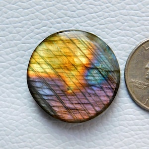Bellissima pietra preziosa di labradorite viola brillante di forma rotonda, cabochon di labradorite da 54x45x7 mm, pietra per gioielli in argento.