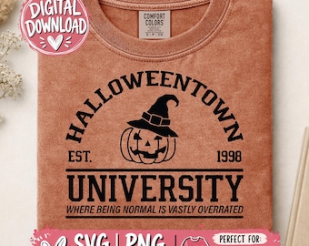 Pode incluir: Uma t-shirt cor de ferrugem com texto preto que diz Halloweentown University Est. 1998, Where Being Normal Is Vastly Overrated, e um gráfico de uma abóbora de Halloween com um chapéu de bruxa no centro.
