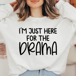 Peut inclure: Sweat-shirt blanc avec un texte noir qui dit "Je suis juste l&agrave; pour le drame."
