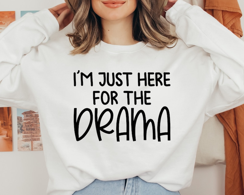 Peut inclure: Sweat-shirt blanc avec un texte noir qui dit "Je suis juste l&agrave; pour le drame."
