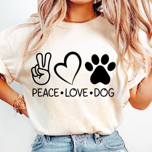 Perro con amor y paz SVG, Mamá de perro PNG PDF EPS DXF, Camiseta de perro SVG, Camiseta de papá de perro, Papá de perro SVG, Regalo para amantes de los perros, Patas SVG, Silueta de Cricut Cameo