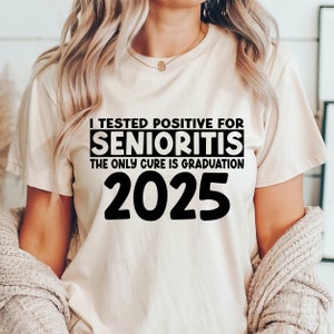 Ik positief getest op senioritis SVG, klasse van 2025 Svg, afstuderen Svg, persoonlijk en commercieel gebruik, silhouet, Cricut, bestand knippen, digitaal