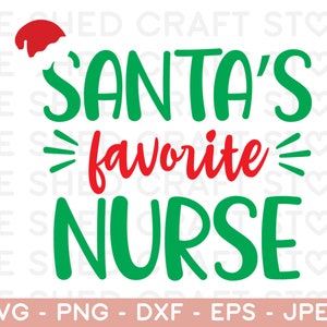以下が含まれることがあります： 緑と赤の文字でSANTA'S favorite NURSEと書かれたデジタルグラフィックデザイン。SANTA'Sという単語の上には赤いサンタの帽子が乗っています。デザインには装飾的な緑の線とSVG - PNG - DXF - EPS - JPEGというテキストが含まれています。