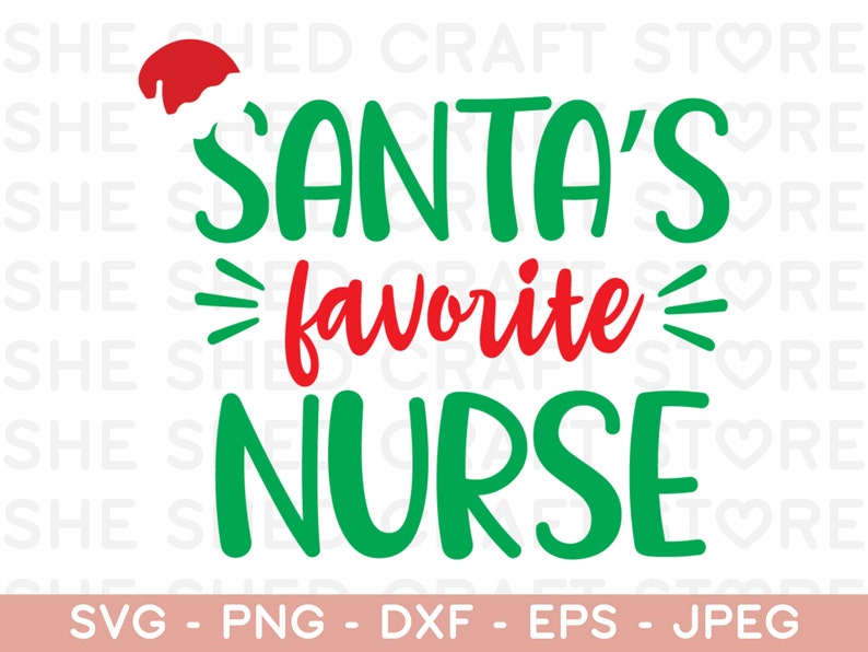 以下が含まれることがあります： 緑と赤の文字でSANTA'S favorite NURSEと書かれたデジタルグラフィックデザイン。SANTA'Sという単語の上には赤いサンタの帽子が乗っています。デザインには装飾的な緑の線とSVG - PNG - DXF - EPS - JPEGというテキストが含まれています。