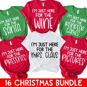 Peut inclure: Six t-shirts rouges, vertes et blanches sur le th&egrave;me de No&euml;l. Chaque t-shirt porte une inscription diff&eacute;rente, notamment "Je suis juste l&agrave; pour le vin", "Je suis juste l&agrave; pour le P&egrave;re No&euml;l", "Je suis juste l&agrave; pour les jeux de rennes", "Je suis juste l&agrave; pour les cadeaux", "Je suis juste l&agrave; pour Mme Claus", et "Je suis juste l&agrave; pour les photos".