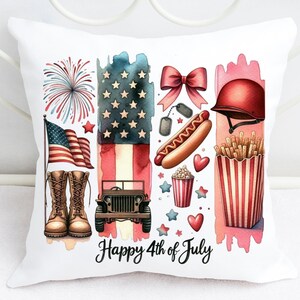 K&ouml;nnte beinhalten: Ein wei&szlig;es Kissen mit einem rot-wei&szlig;-blauen patriotischen Design. Das Design beinhaltet Feuerwerk, eine amerikanische Flagge, einen Jeep, einen Hotdog, Pommes Frites, Popcorn und einen roten Helm. Der Text "Happy 4th of July" ist auf dem Kissen aufgedruckt.