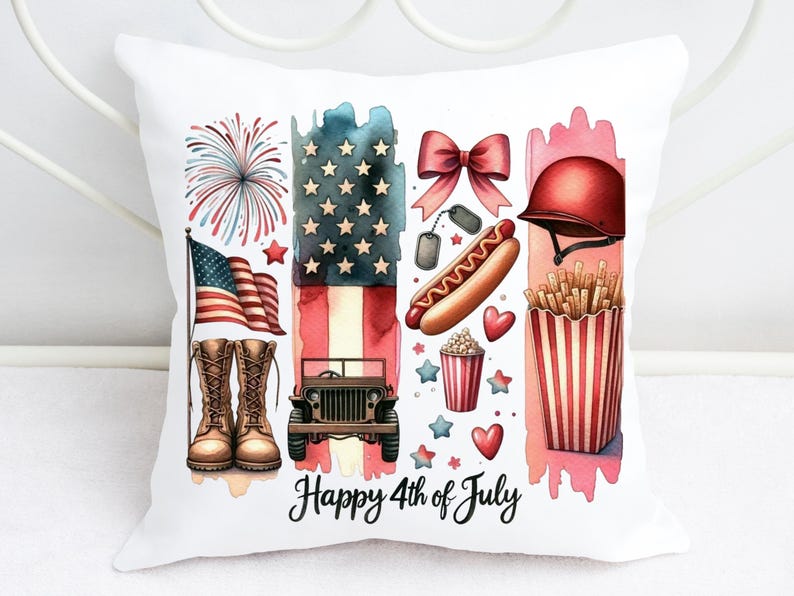 K&ouml;nnte beinhalten: Ein wei&szlig;es Kissen mit einem rot-wei&szlig;-blauen patriotischen Design. Das Design beinhaltet Feuerwerk, eine amerikanische Flagge, einen Jeep, einen Hotdog, Pommes Frites, Popcorn und einen roten Helm. Der Text "Happy 4th of July" ist auf dem Kissen aufgedruckt.