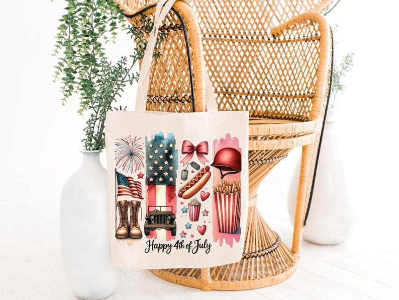 K&ouml;nnte beinhalten: Eine wei&szlig;e Canvas-Tragetasche mit einem rot-wei&szlig;-blauen Design mit Feuerwerk, einem Jeep, einem Hotdog, Popcorn und einem Helm. Der Text "Happy 4th of July" ist auf die Tasche gedruckt.