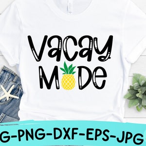 以下が含まれることがあります： 白いTシャツに、黒い文字で「Vacay Mode」と、小さな黄色のパイナップルのグラフィックが描かれています。