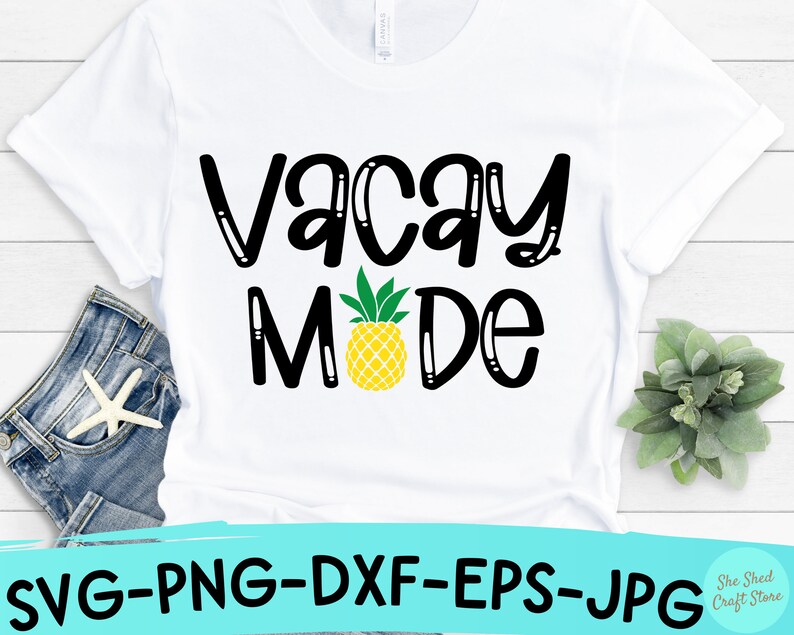 以下が含まれることがあります： 白いTシャツに、黒い文字で「Vacay Mode」と、小さな黄色のパイナップルのグラフィックが描かれています。