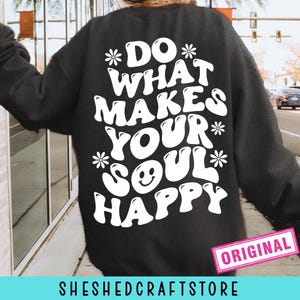 Haz lo que te haga feliz SVG, SVG retro, SVG genial, Cita inspiradora, SVG positivo, SVG de amor propio, SVG hippie, SVG de salud mental imagen 1