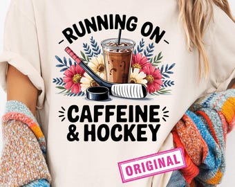 カフェインとホッケーで走るPNG画像、試合当日のシャツデザイン、コーヒー好きPNG画像、ホッケースポーツPNG画像、ホッケーママPNG画像、試合当日PNGデザイン