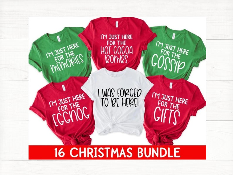 Peut inclure: Six t-shirts rouges, vertes et blanches avec du texte sur le th&egrave;me de No&euml;l. Le texte sur les t-shirts est : "Je suis juste l&agrave; pour les souvenirs", "Je suis juste l&agrave; pour les bombes de chocolat chaud", "Je suis juste l&agrave; pour les potins", "Je suis juste l&agrave; pour le lait de poule", "J'ai &eacute;t&eacute; forc&eacute; d'&ecirc;tre l&agrave;", et "Je suis juste l&agrave; pour les cadeaux". Les t-shirts sont dispos&eacute;s en cercle avec le texte tourn&eacute; vers l'ext&eacute;rieur. Le texte "16 Christmas Bundle" est imprim&eacute; sous les t-shirts.