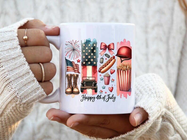 K&ouml;nnte beinhalten: Eine wei&szlig;e Keramiktasse mit einem farbenfrohen Design, das eine amerikanische Flagge, Feuerwerk, einen Jeep, einen Hotdog, Popcorn und den Text "Happy 4th of July" zeigt.
