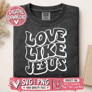 Pu&ograve; includere: Una t-shirt grigio antracite con il testo bianco LOVE LIKE JESUS in un carattere audace, ondulato e di ispirazione retr&ograve;. La maglietta presenta un'etichetta del marchio Comfort Colors sul collo interno. Un badge rosa riporta DIGITAL DOWNLOAD.