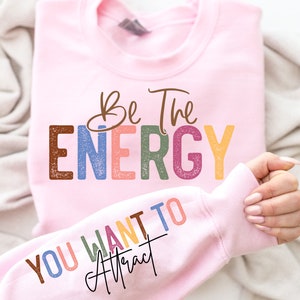 Sé la energía Svg que quieres atraer Svg Png, Diseño de sudadera con mangas Svg, Amor propio Svg, Afirmaciones diarias positivas Svg Motivacionales Svg