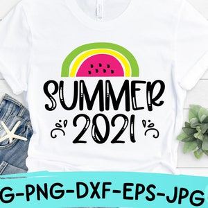 以下が含まれることがあります： 黒とピンクのスイカのグラフィックと黒い文字で「SUMMER 2021」と書かれた白いTシャツです。