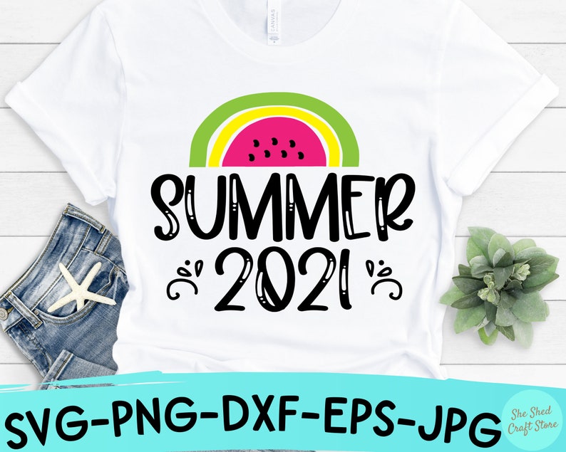 以下が含まれることがあります： 黒とピンクのスイカのグラフィックと黒い文字で「SUMMER 2021」と書かれた白いTシャツです。