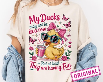 Pato gracioso PNG, diseño sarcástico de "Patos fuera de fila", lindo PNG de salud mental, archivo de sublimación sarcástico, PNG de animal gracioso, camiseta retro con humor