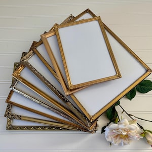 Set di cornici per foto vintage da parete, grande set di cornici per foto in metallo misto, cornici vintage selezionate, esposizione di opere d&#39;arte da parete uniche