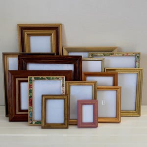 Set di cornici per foto eclettiche vintage, decorazioni da parete per gallerie, cornici per foto miste, esposizione da parete curata, grande collezione di cornici per collage artistici