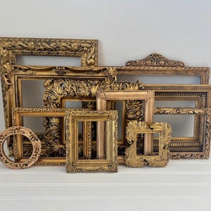 Set di cornici per foto in oro vintage, decorazioni da parete per gallerie, cornici per foto decorate, esposizione da parete curata, grande collezione di cornici per collage artistiche da parete.