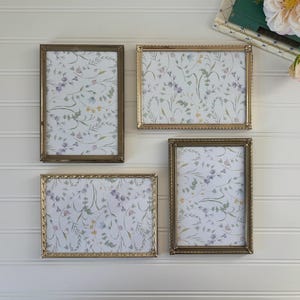 Set da parete con cornice in ottone vintage, collezione di cornici per foto piccole in oro, set unico di 4 cornici ornate, esposizione di opere d&#39;arte da parete curata