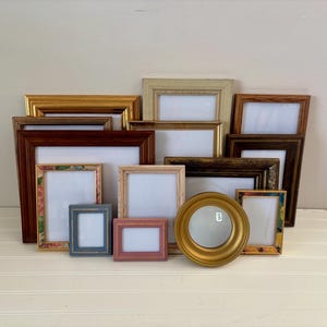 Set di cornici per foto eclettiche vintage, decorazioni da parete per gallerie, cornici per foto miste, esposizione da parete curata, grande collezione di cornici per collage artistici