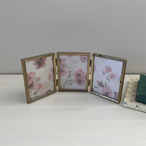 Marco de fotos vintage de latón de 3,5 x 4,5 pulgadas, tres marcos plegables, decorativo, dorado, plegable, pequeño, para exhibir.