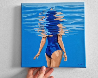 Schwimmende Frau Malerei, Original kleines blaues handgemaltes Kunstwerk, Schwimmerin im Schwimmbad, Tauchen im Ozean