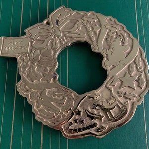 Klassischer Virginia Metalcrafters „The Christmas Wreath“ Untersetzer / Wandbehang aus massivem Messing