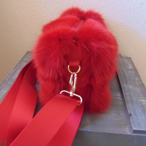 Bolso de piel auténtica de zorro rojo: bandolera de lujo hecha a mano y un accesorio llamativo.